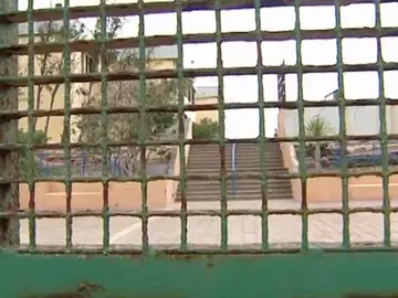 Una mujer entra a un colegio y agrede a varios niños Una mujer entra a un colegio y agrede a varios niños