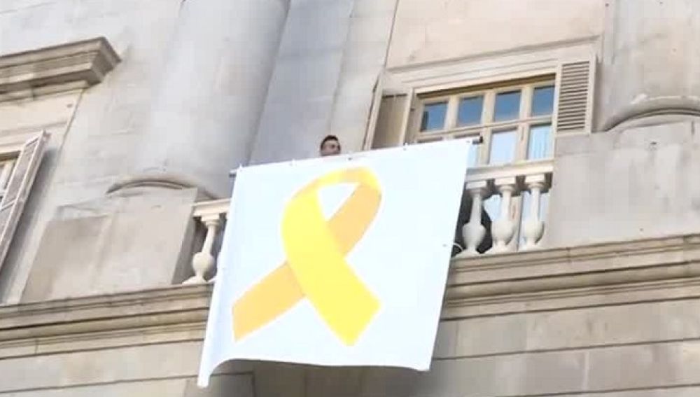 Antena 3 Noticias 1 (14-03-19) Un grupo de personas descuelga una pancarta con un lazo amarillo del Ayuntamiento de Barcelona y operarios la vuelven a colocar