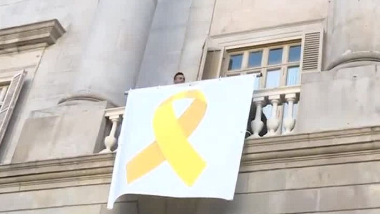 La Junta Electoral ordena retirar el lazo amarillo del Ayuntamiento Barcelona
