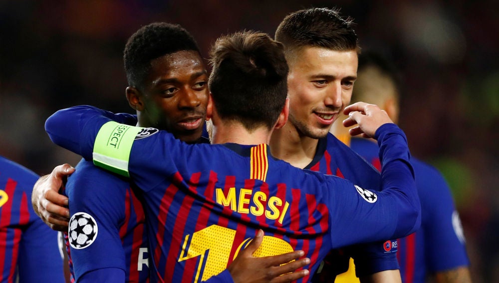 Dembelé se abraza a Messi en el choque contra el Lyon