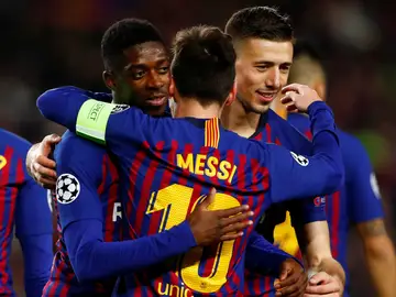 Dembelé se abraza a Messi en el choque contra el Lyon Dembelé se abraza a Messi en el choque contra el Lyon