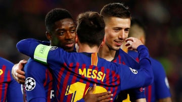 Dembelé se abraza a Messi en el choque contra el Lyon