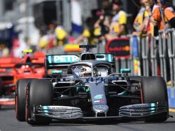 Lewis Hamilton sale al circuito de Albert Park