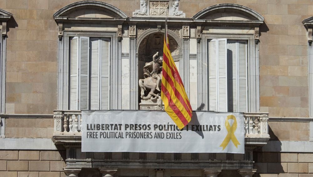 Edificios públicos de la Generalitat con lazos amarillos