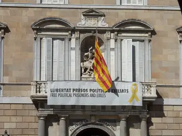 Edificios públicos de la Generalitat con lazos amarillos Edificios públicos de la Generalitat con lazos amarillos