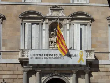 Edificios públicos de la Generalitat con lazos amarillos Edificios públicos de la Generalitat con lazos amarillos