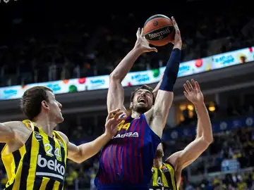 Ante Tomic lanza a canasta ante la defensa turca Ante Tomic lanza a canasta ante la defensa turca