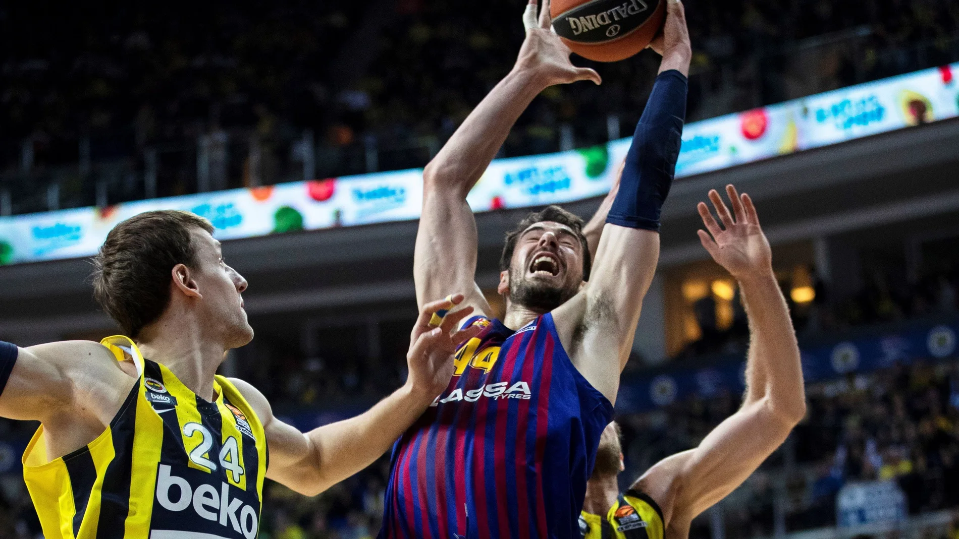 Ante Tomic lanza a canasta ante la defensa turca Ante Tomic lanza a canasta ante la defensa turca