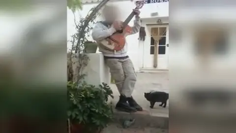 El padre de los niños asesinados en Godella El vídeo del padre de los niños asesinados en Godella cantando con la guitarra: "La magia está en el no pecar"