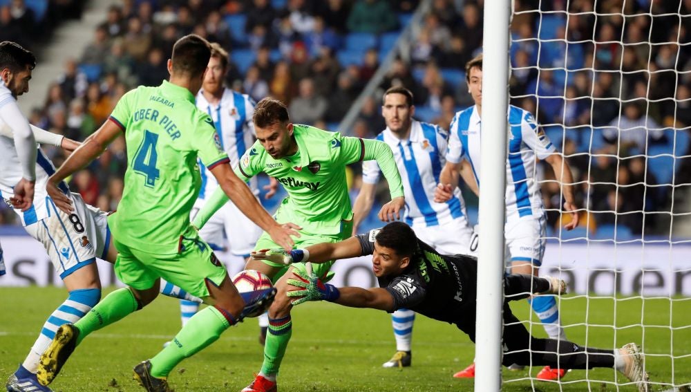 Gerónimo Rulli , en acción ante Borja Mayoral