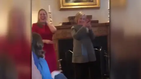 Hillary Clinton recibe una llamada de sus nietos que se vuelve viral por su reacción Hillary Clinton recibe una llamada de sus nietos que se vuelve viral por su reacción