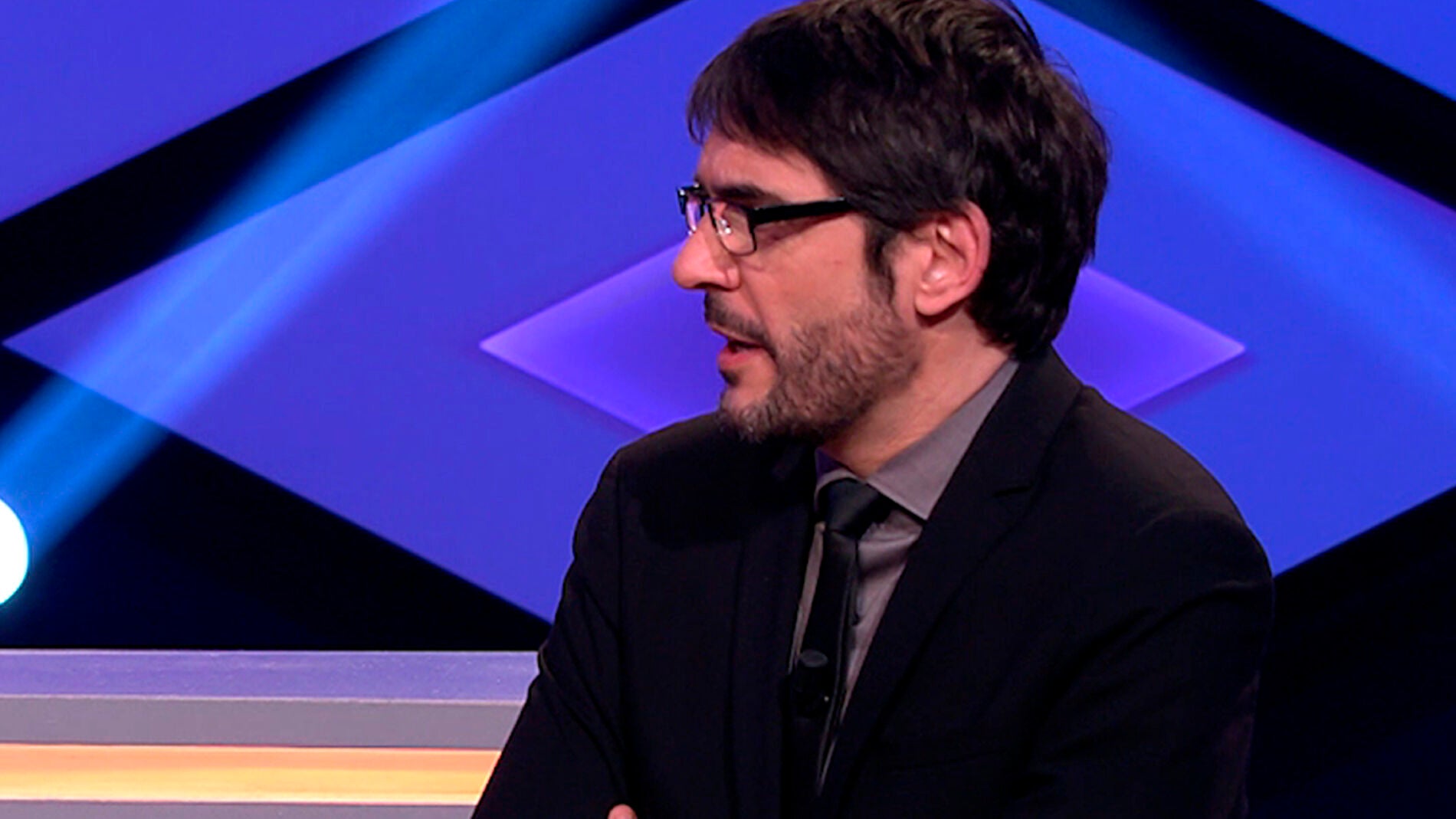 Juanra Bonet, sorprendido con el divertido diccionario espa&ntilde;ol-jienense de Alberto: