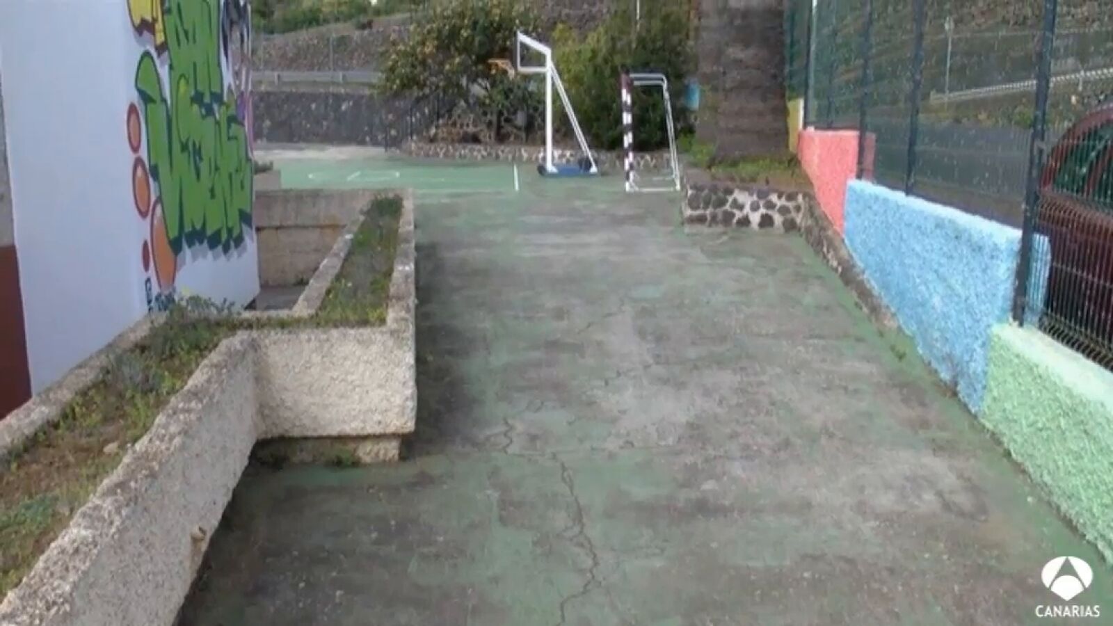 Humedades,interruptores sin proteger en un colegio de La Palma