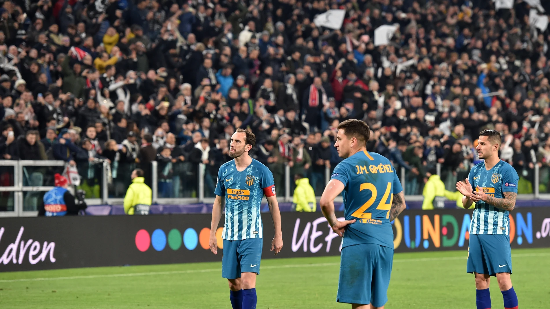 Los jugadores del Atlético hundidos tras la eliminación Los jugadores del Atlético hundidos tras la eliminación