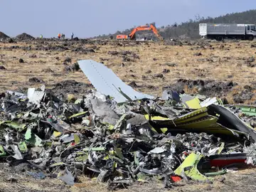 Restos del fuselaje del avión Boeing 737 MAX 8 de Ethiopian Airlines Restos del fuselaje del avión Boeing 737 MAX 8 de Ethiopian Airlines