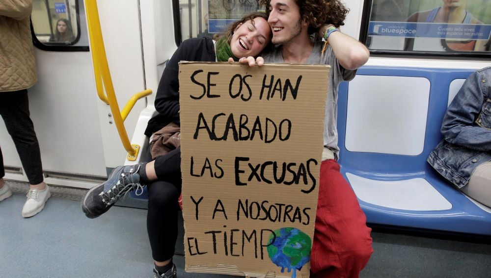Dos estudiantes que se dirigen en metro a la manifestación estudiantes