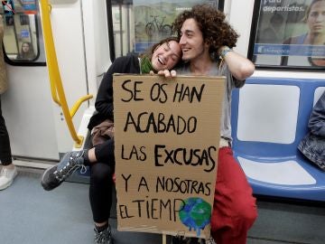 Dos estudiantes que se dirigen en metro a la manifestación estudiantes 
