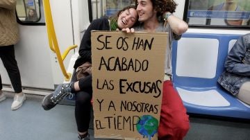 Dos estudiantes que se dirigen en metro a la manifestación estudiantes 