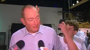 Momento en el que un joven lanza un 'huevazo' al senador australiano Momento en el que un joven lanza un 'huevazo' al senador australiano