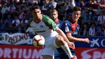 Calleri controla un balón en el partido frente al Huesca
