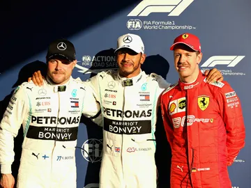 Hamilton, acompañado de Bottas y de Vettel Hamilton, acompañado de Bottas y de Vettel