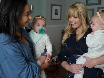 Emily y Alison al final de 'Pequeñas mentirosas' Emily y Alison al final de 'Pequeñas mentirosas'