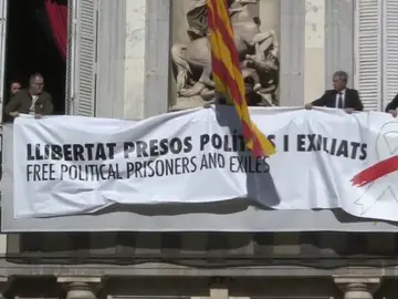 La Junta Electoral ordena a los mossos retirar las pancartas La Junta Electoral ordena a los mossos retirar las pancartas