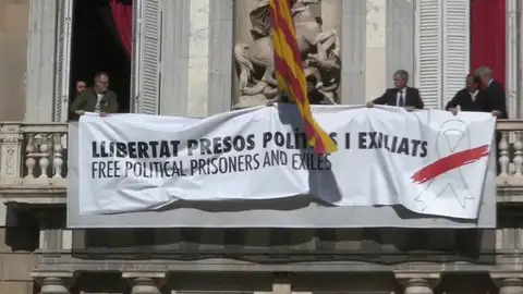 La Junta Electoral ordena a los mossos retirar las pancartas La Junta Electoral ordena a los mossos retirar las pancartas