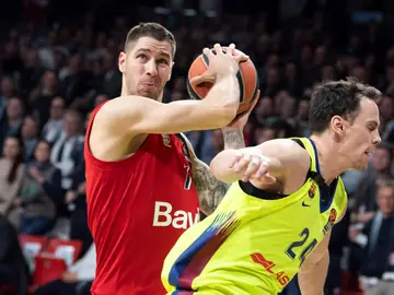 Stefan Jovic intenta avanzar ante la defensa de Kyle Kuric Stefan Jovic intenta avanzar ante la defensa de Kyle Kuric