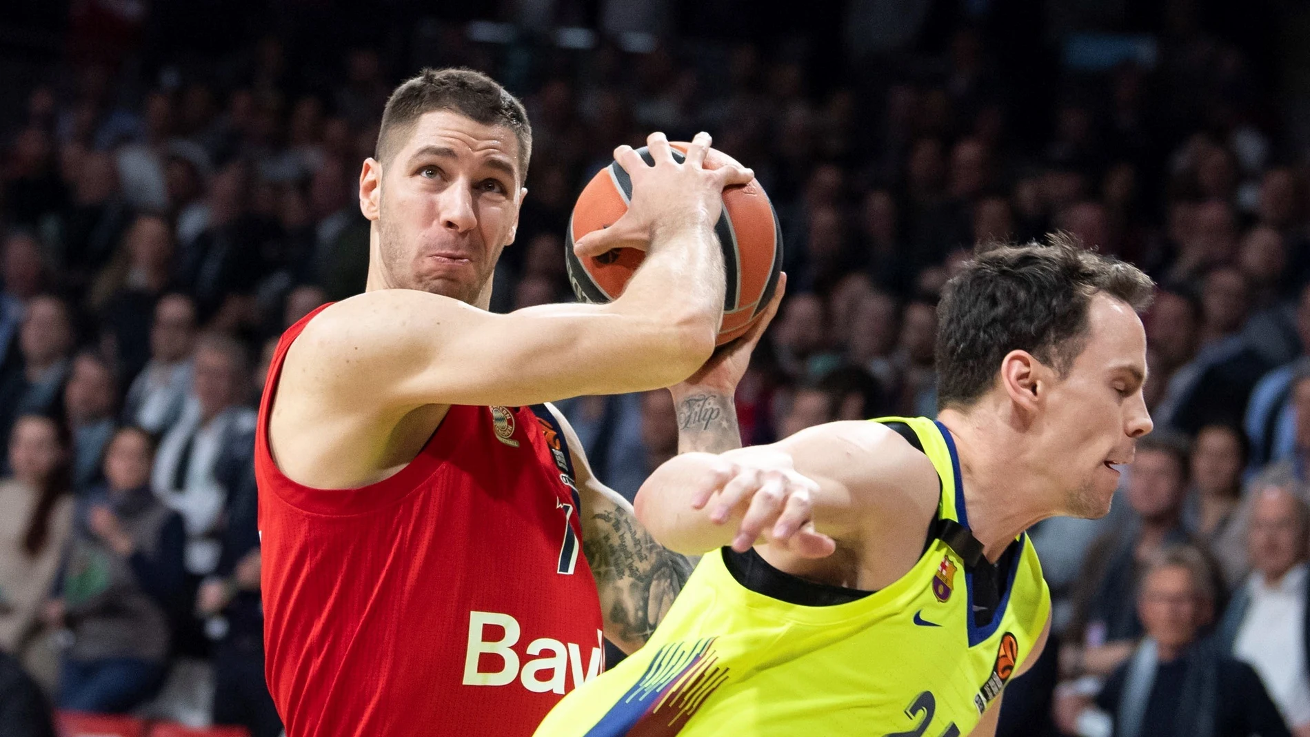 Stefan Jovic intenta avanzar ante la defensa de Kyle Kuric Stefan Jovic intenta avanzar ante la defensa de Kyle Kuric
