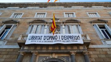 Torra cuelga otra pancarta en el Palau: "Libertad de opinión y expresión" Torra cuelga otra pancarta en el Palau: "Libertad de opinión y expresión"