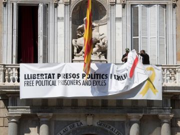 Retiran la pancarta de la fachada de la Generalitat