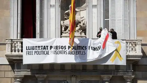 Retiran la pancarta de la fachada de la Generalitat Retiran la pancarta de la fachada de la Generalitat