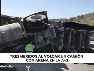 Tres heridos al volcar un camión con arena en la A-3 Tres heridos al volcar un camión con arena en la A-3