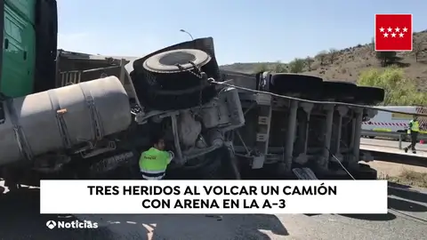 Tres heridos al volcar un camión con arena en la A-3 Tres heridos al volcar un camión con arena en la A-3