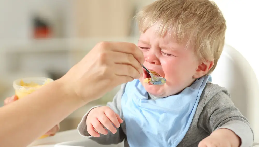 Bebé llora mientras come