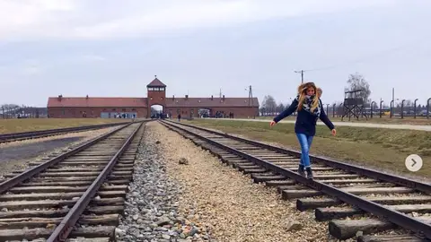 Una joven haciendo equilibro en las vías del tren Una joven haciendo equilibro en las vías del tren