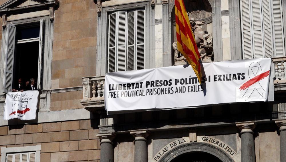 Pancarta que cuelga en el Palau de la Generalitat