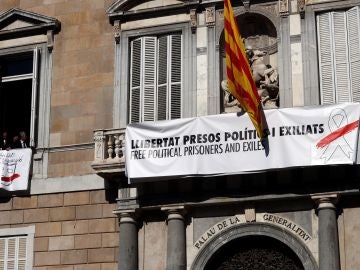 Pancarta que cuelga en el Palau de la Generalitat