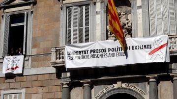 Pancarta que cuelga en el Palau de la Generalitat