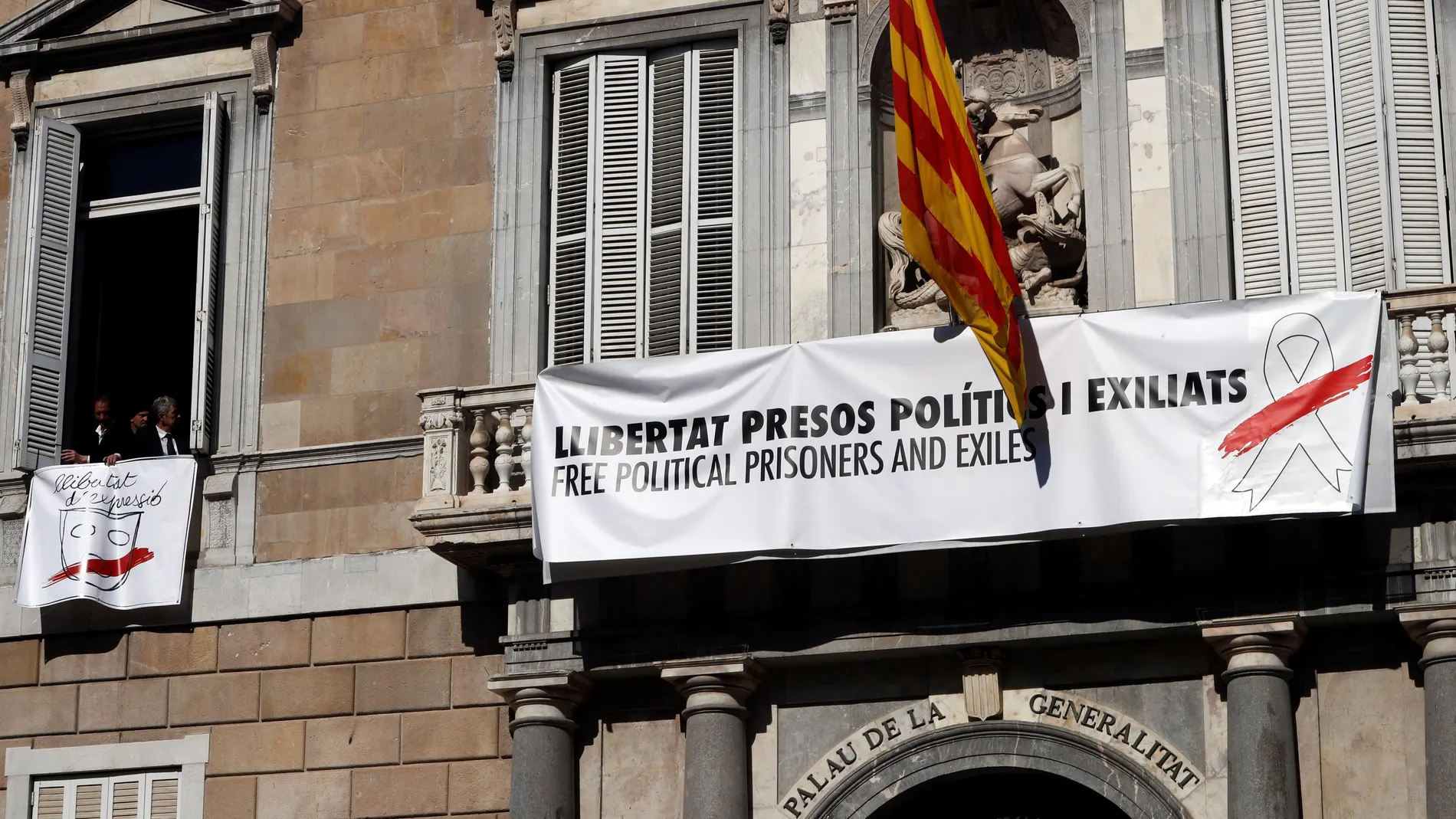 Pancarta que cuelga en el Palau de la Generalitat Pancarta que cuelga en el Palau de la Generalitat