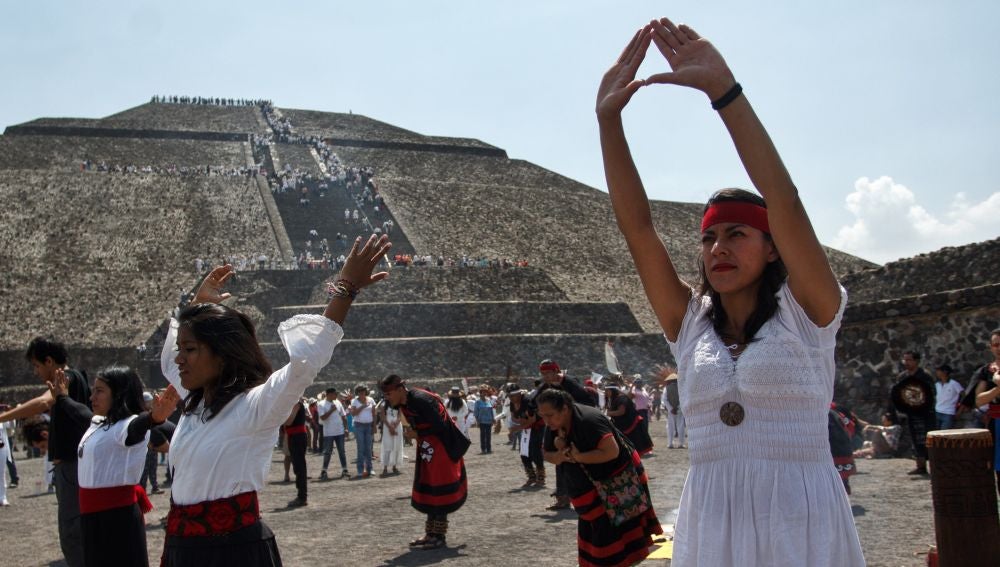 Danzantes de la cultura prehispánica dan la bienvenida al nuevo sol en Teotihuacán 