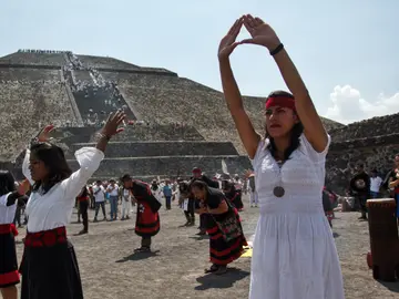 Danzantes de la cultura prehispánica dan la bienvenida al nuevo sol en Teotihuacán Danzantes de la cultura prehispánica dan la bienvenida al nuevo sol en Teotihuacán