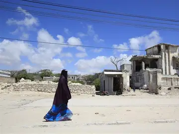 Imagen de archivo de una mujer en Puntlandia, Somalia. Imagen de archivo de una mujer en Puntlandia, Somalia.