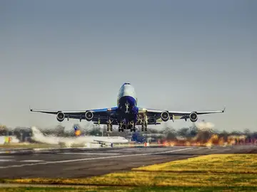 Un avión en el momento del despegue Un avión en el momento del despegue
