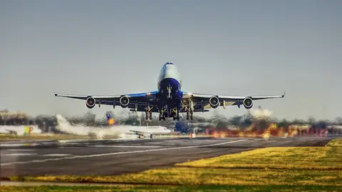 Un avión en el momento del despegue Un avión en el momento del despegue