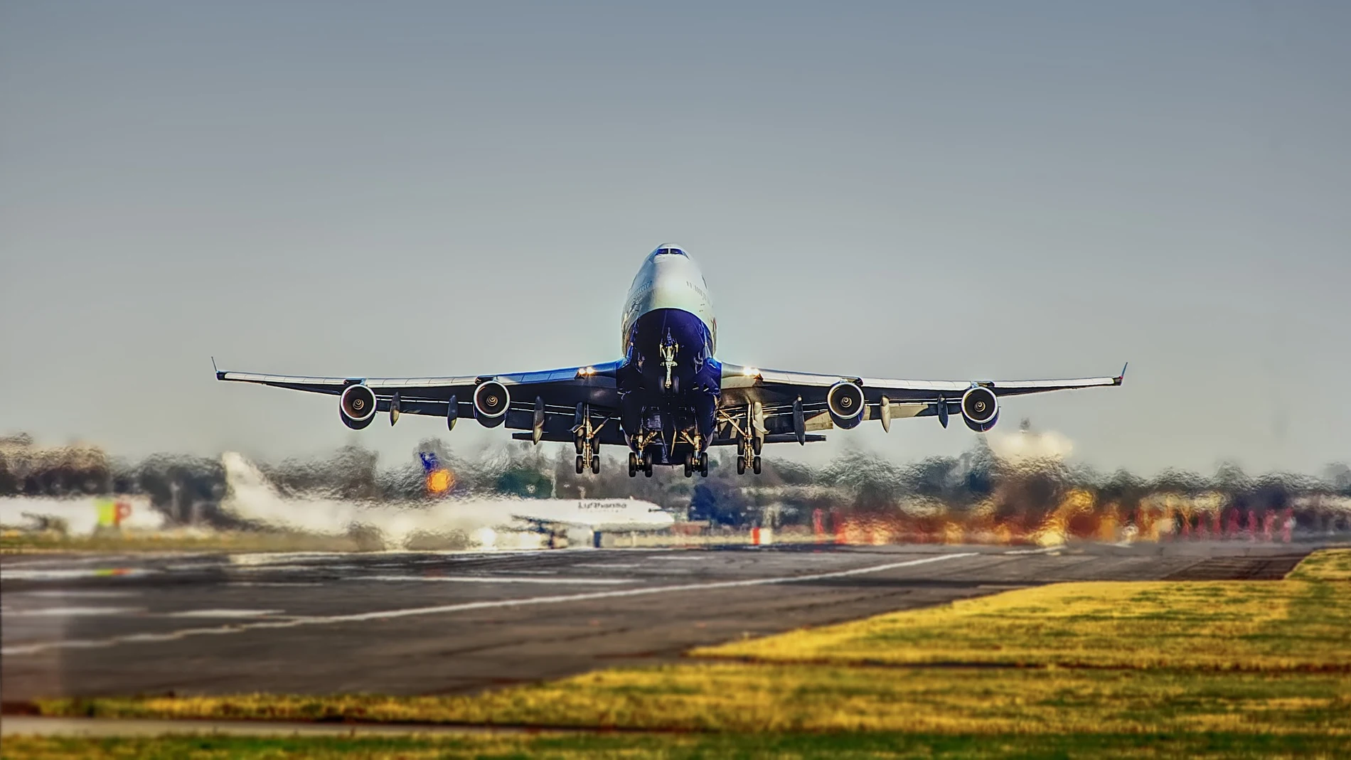 Un avión en el momento del despegue Un avión en el momento del despegue