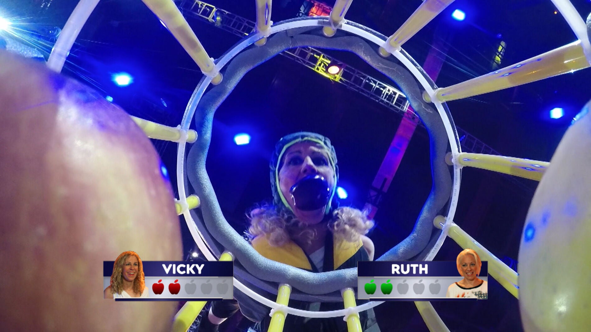 La dura competici&oacute;n entre Vicky y Ruth por las manzanas en Tira y afloja