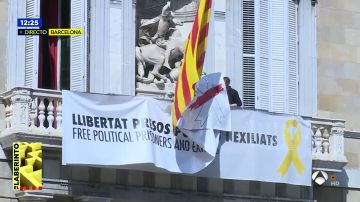 Retiran la pancarta de la fachada del Palau de la Generalitat Retiran la pancarta de la fachada del Palau de la Generalitat