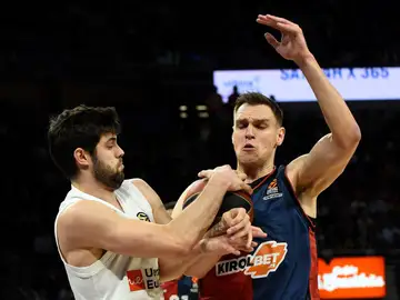 Yusta y Voigtmann pugnan por el rebote Yusta y Voigtmann pugnan por el rebote